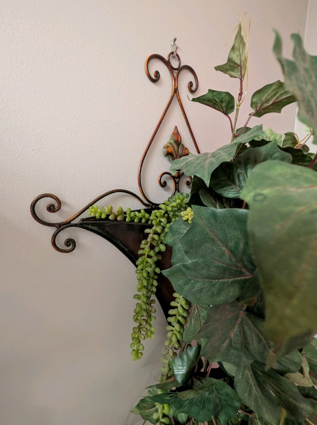 The Decor Store Metal Wall Pocket Planter Fleur de Lis Bronze Ivy Wreath 22″