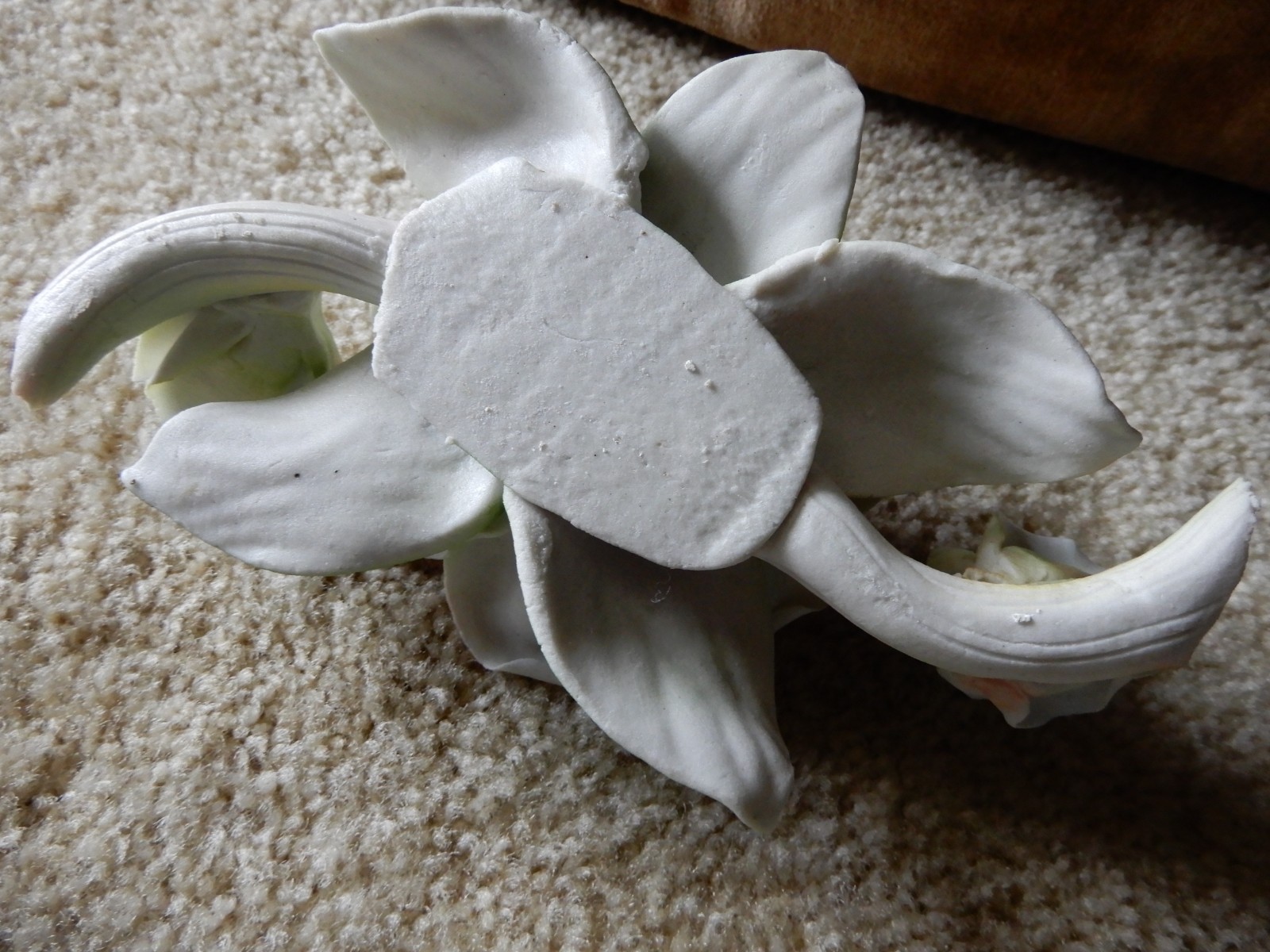 BEAUTIFUL BLUES YELLOW FLOWER SCULPTURE TABLE TOP DECORATION 7 1/2 INCHES LONG