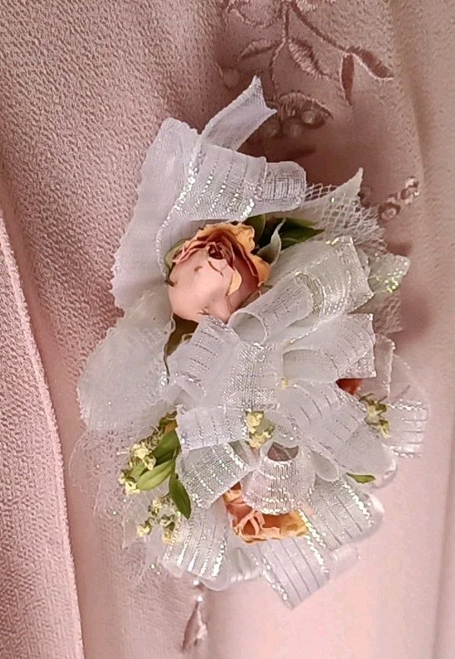 Vintage 5-1″ Roses,Babys Breath & Ribbon Near Perfect Dried Condition Corsage