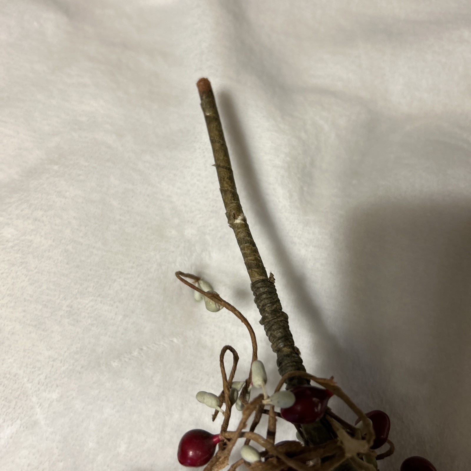 56″ Rustic RED PIP BERRY Pale Green /Cream Bud Window Shelf Garland Swag Vine