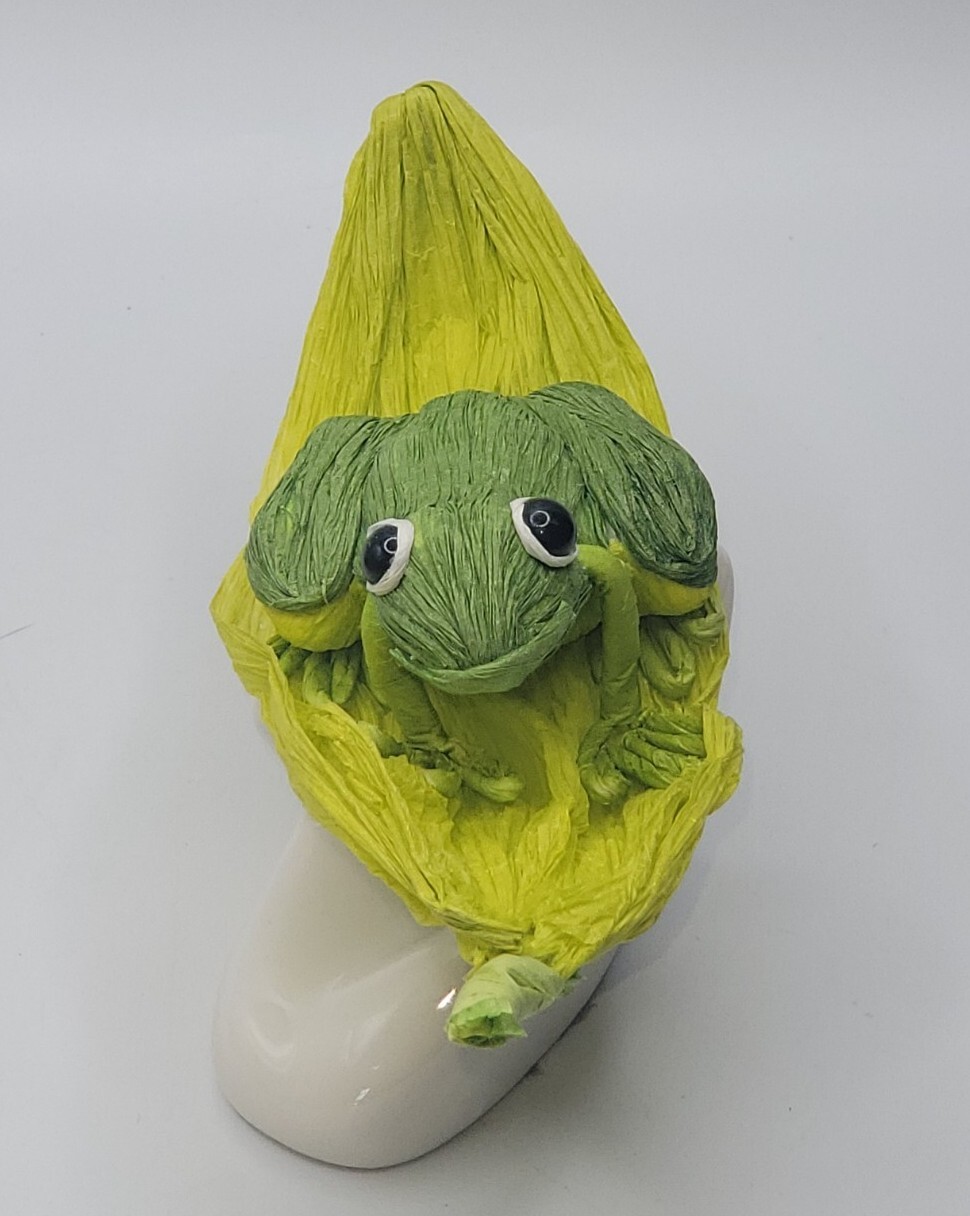 S/4 Handcrafted Crepe Paper Lifelike Frog/Lily Pad •Sturdy Colorful Decor Accent