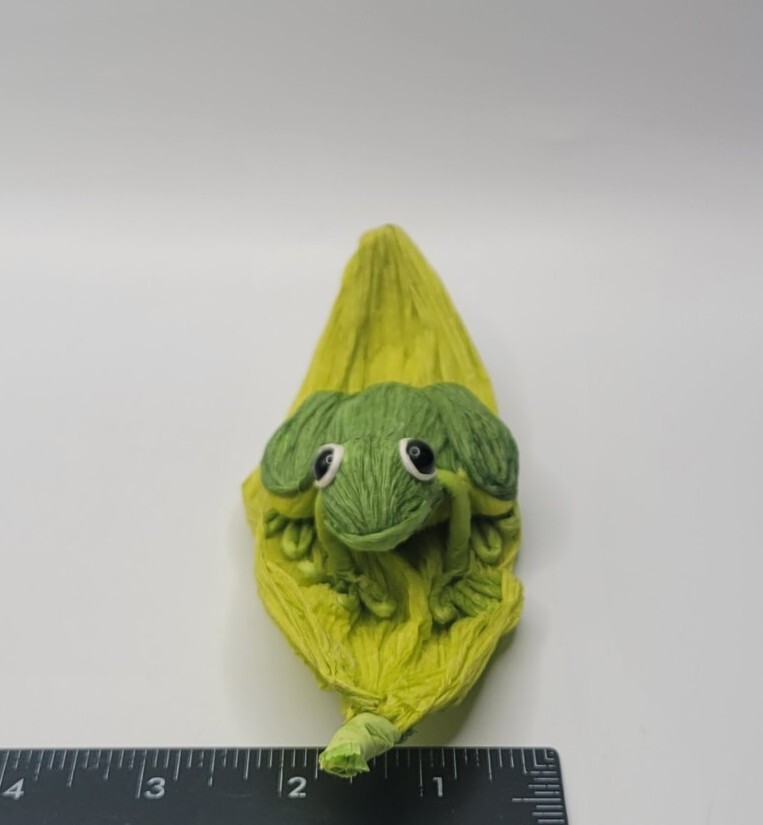 S/4 Handcrafted Crepe Paper Lifelike Frog/Lily Pad •Sturdy Colorful Decor Accent