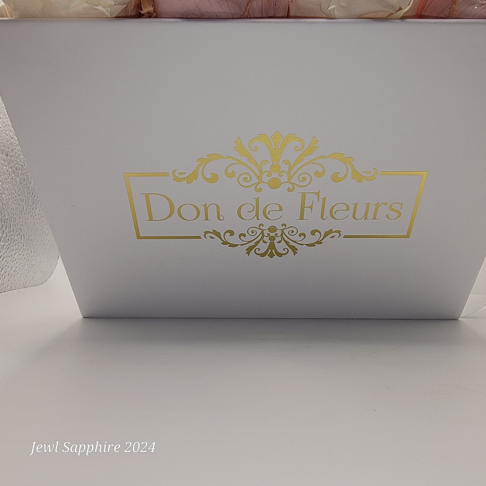 Don de Fleurs Handmade preserved real roses 16 count in box Pink and white