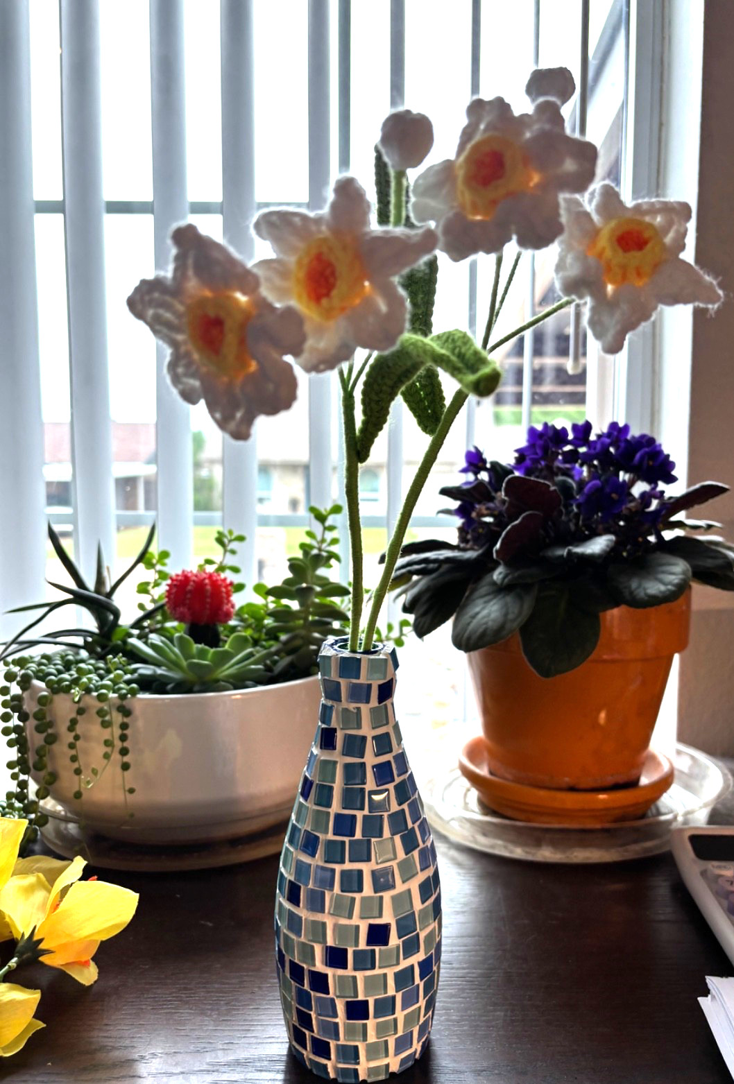 Crochet Daffodil Flower Bouquet 16.5″ Tall & Mosaic Handmade 7.5″ Blue Bud Vase
