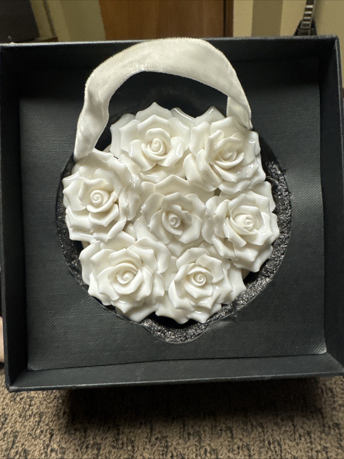 RARE Venus et Fleur Maison Collection All-Porcelain Rose Cluster – 7 White Roses