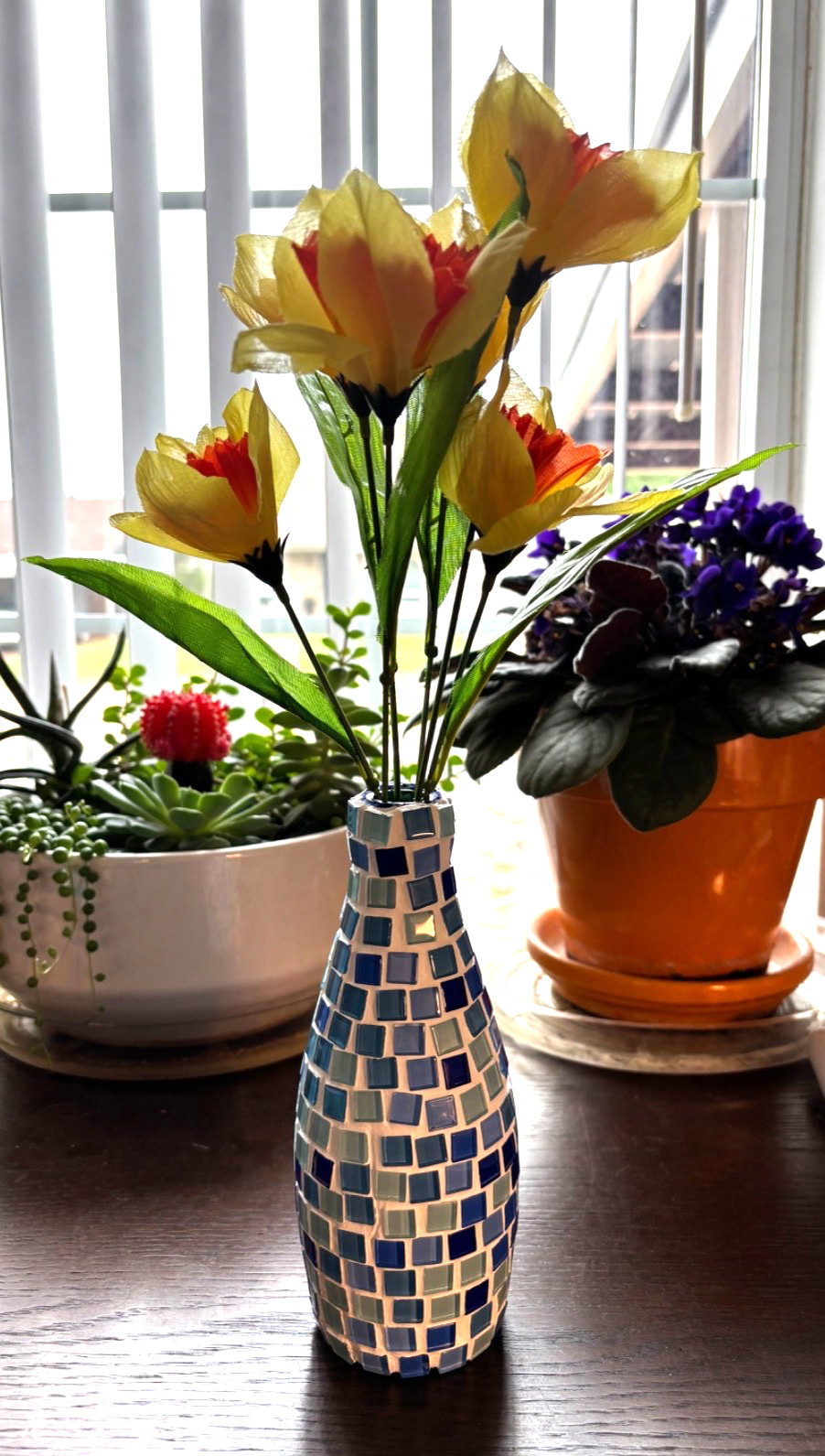 Crochet Daffodil Flower Bouquet 16.5″ Tall & Mosaic Handmade 7.5″ Blue Bud Vase