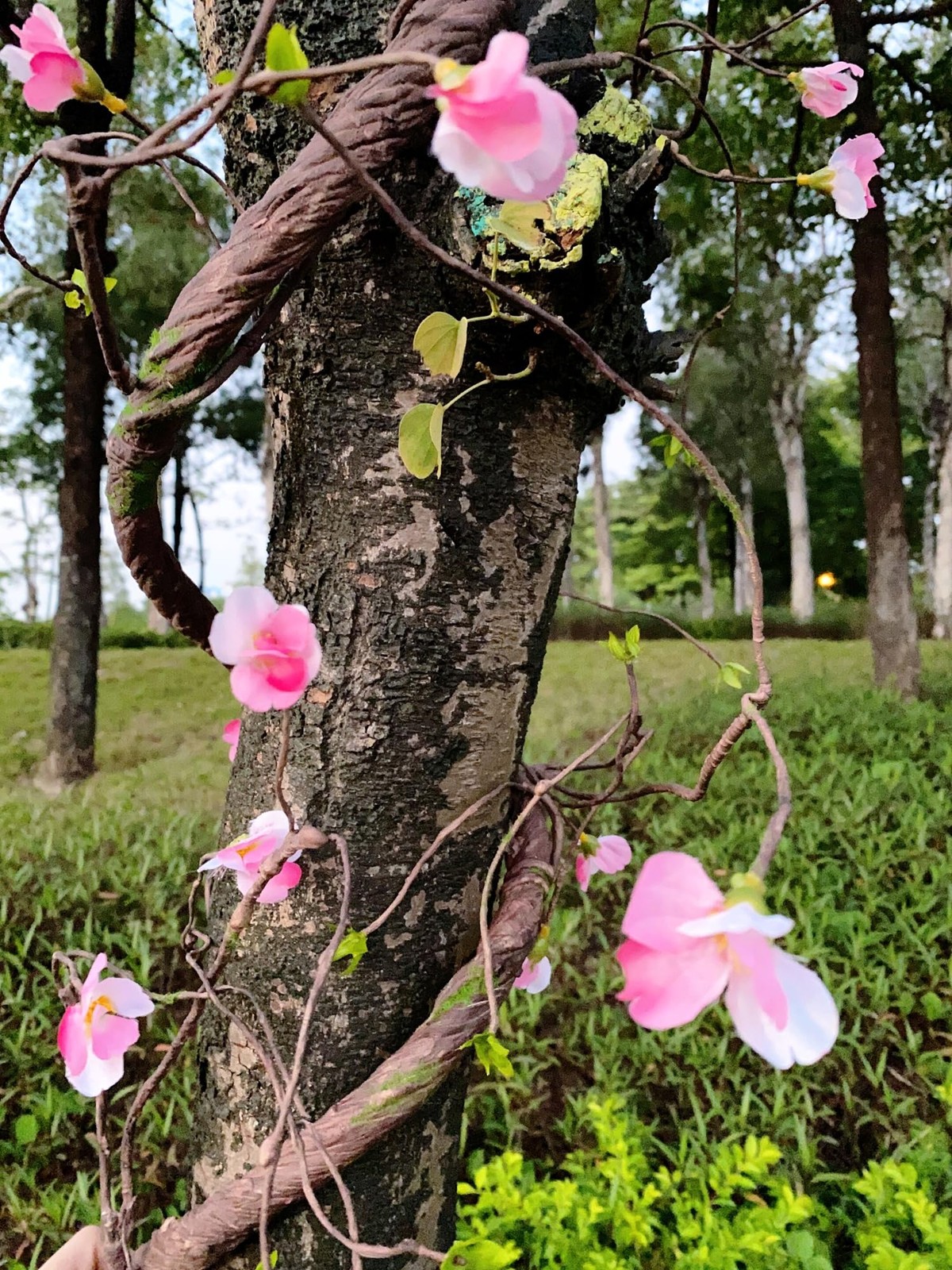 Artificial Tree Branches Jungle Rattan Foam Long Vines with Flowers and Leave…