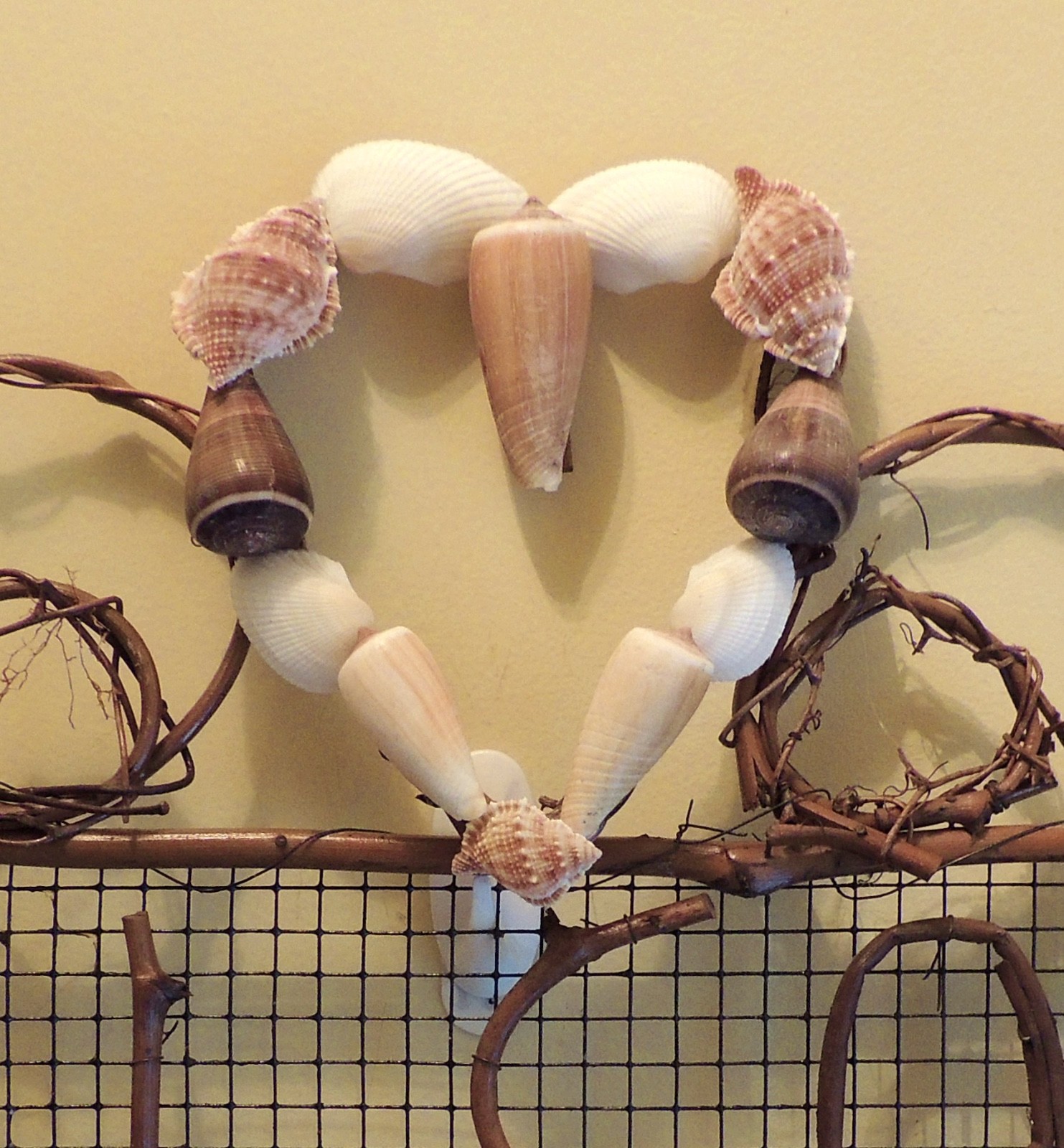 GRAPEVINE & CHICKEN WIRE WELCOME w/ SHELL HEART 11″ X 24″ WALL or DOOR DECOR