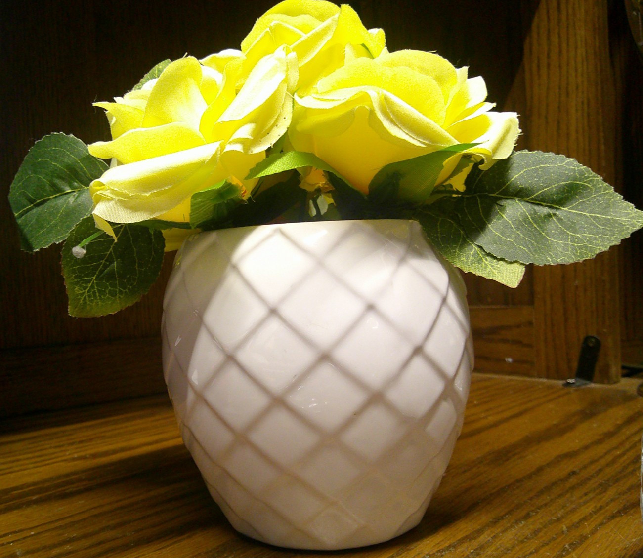 Artificial Flowers w/Small Diamond-Cut Ceramic Vase Yellow Rose Arrangement R33