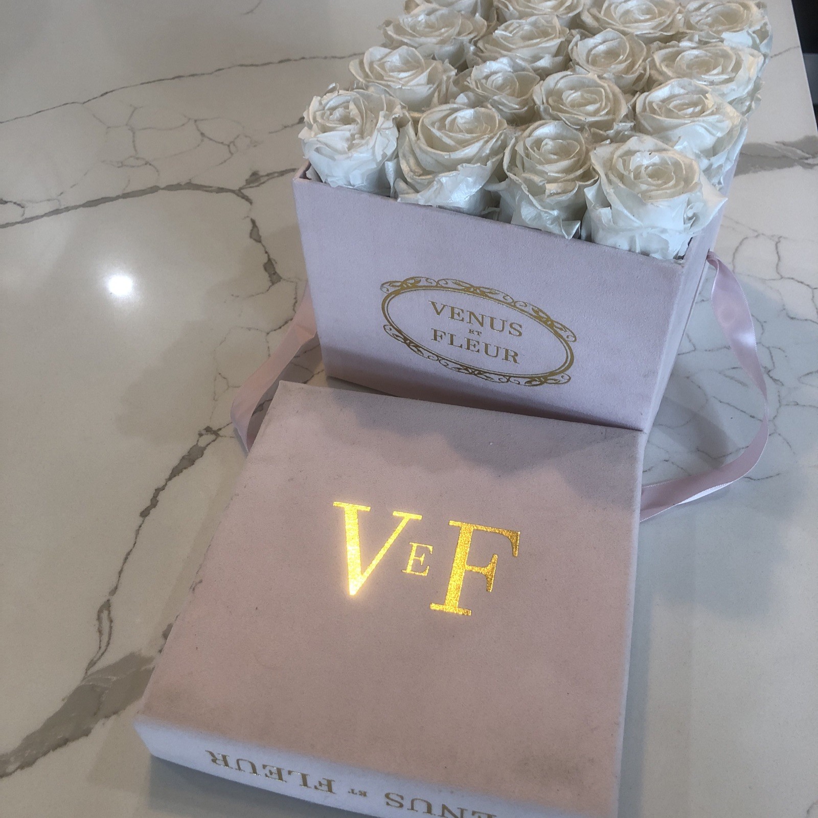 Venus Et Fleur 16 ￼ Flowers White Pink box