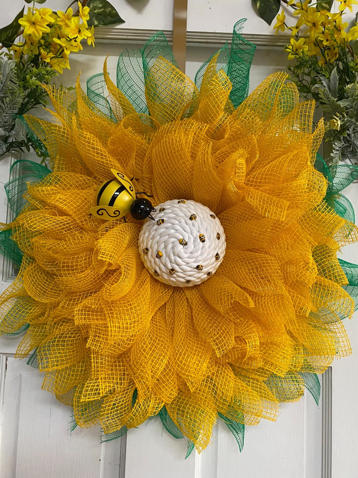 BUMBLEBEE FLOWER WREATH, DEOCR FOR FRONT DOOR OR WALL