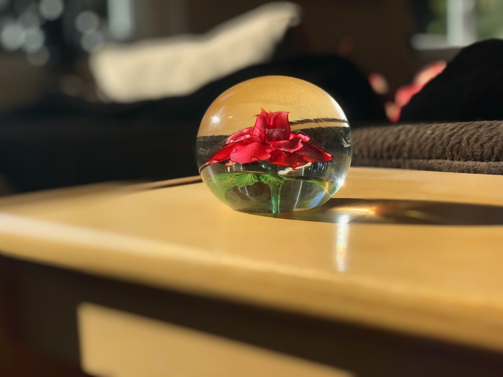 STEVEN LUNDBERG Red Rose Art Glass 1999 Paperweight, Approx 3.5″Hx4″W