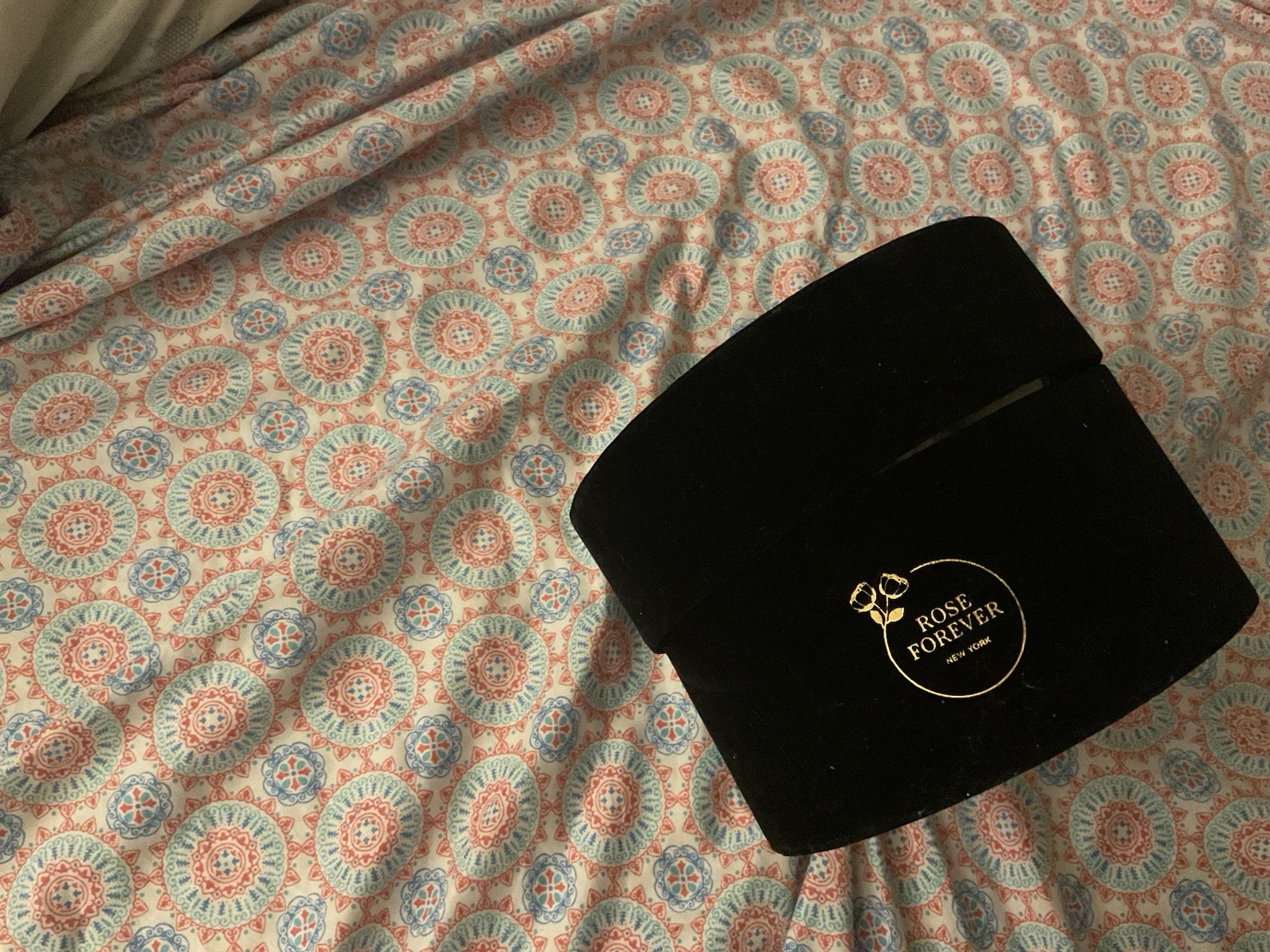 Rose Forever, Nyc 16 Ivory Roses In A Black Round Velvet Box