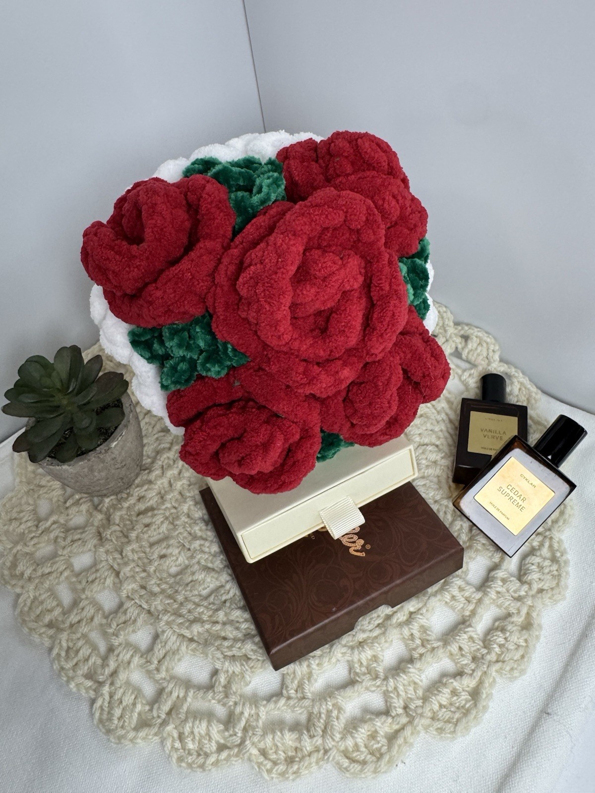 Artificial Plush Red Rose Flower Bouquet Arrangement w/ Ribbon, 7in, Green/White