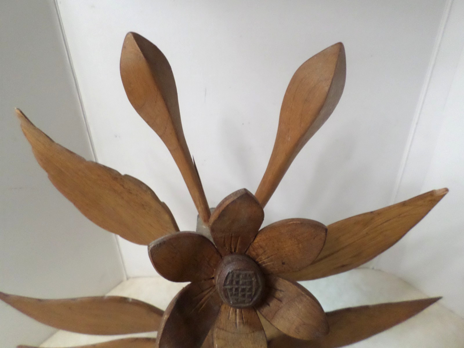 VTG Wood Island Style Flower Arrangement