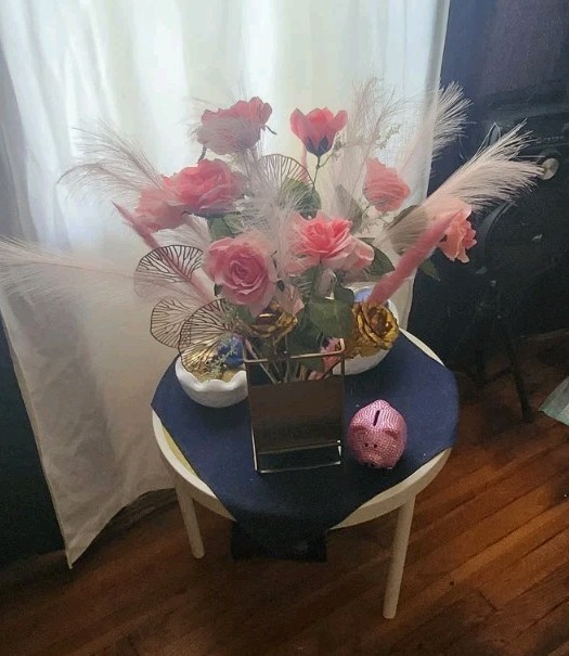 “PINKY ” FLOWER ARRANGEMENTS IN THE GOLD