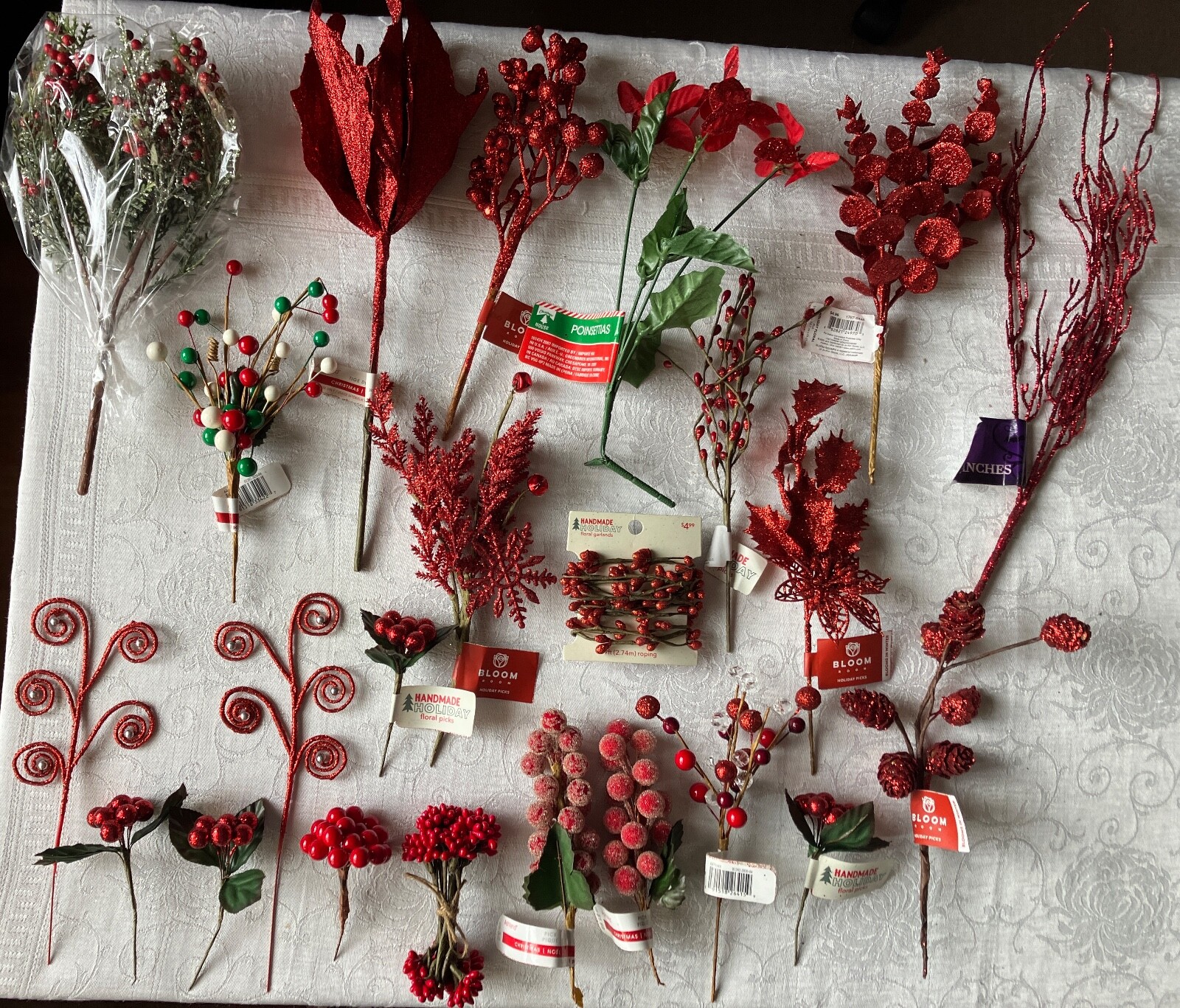 BEAUTIFUL HUGE LOT OF 23 PIECES OF FLORAL DECOR FOR THE HOLIDAY SEASON.