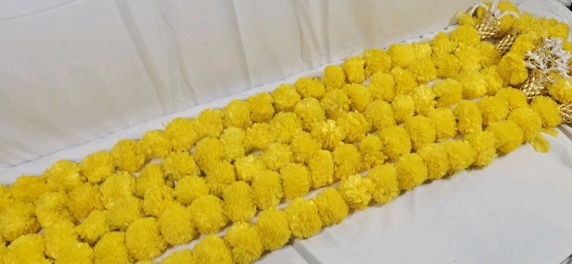 Artificial Marigold Flower Garlands With BELLS Pack of 5 – 5ft Each 50th Anniv