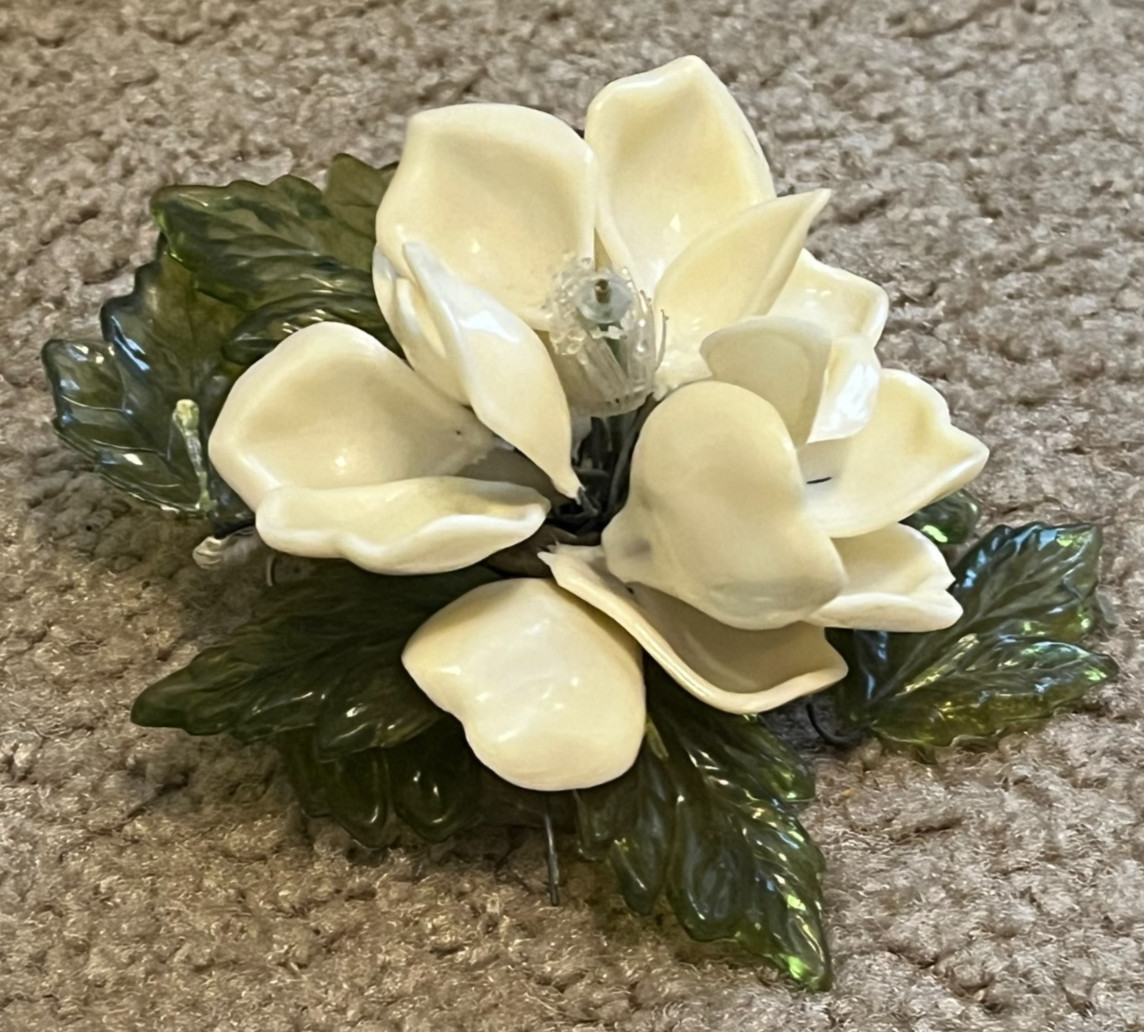 🌼VNTG 1960s LUCITE MAGNOLIA STEM • WHITE PETALS & GREEN LEAVES • WIRE‑WRAPPED