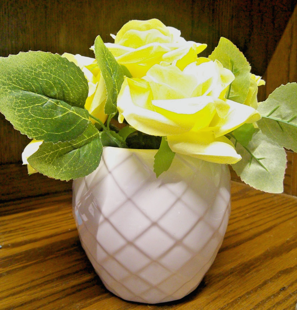 Artificial Flowers w/Small Diamond-Cut Ceramic Vase Yellow Rose Arrangement R33