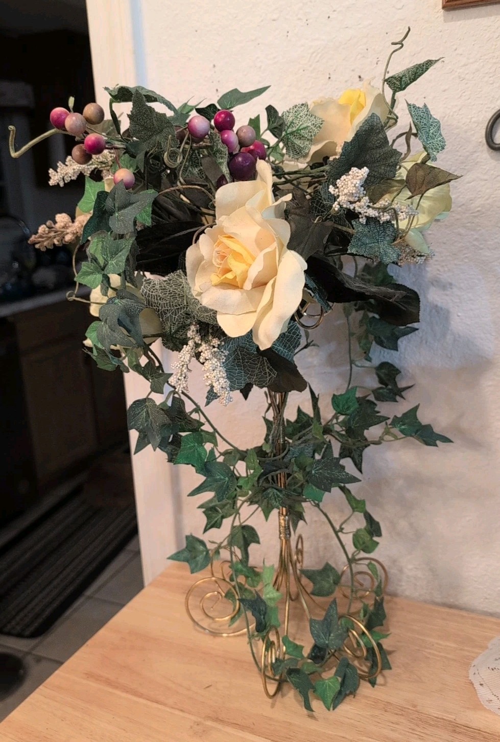 Vtg Artificial Rose & Ivy Vine Flower Arrangement/Brass Toned Metal Stand 20×10