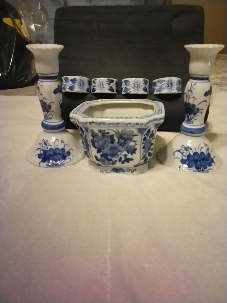 BEAUTIFUL SET OF BLUE/WHITE FLORAL DESIGN ITEMS