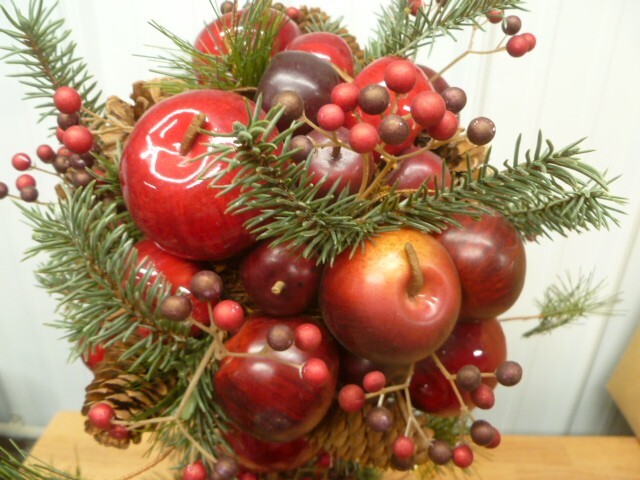 Rare Mark Roberts 20″ Apple Topiary with Pine, Pinecones, Berries, & Gold Pot