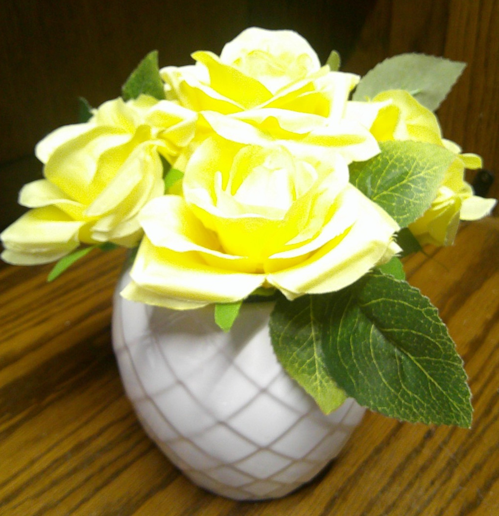 Artificial Flowers w/Small Diamond-Cut Ceramic Vase Yellow Rose Arrangement R33