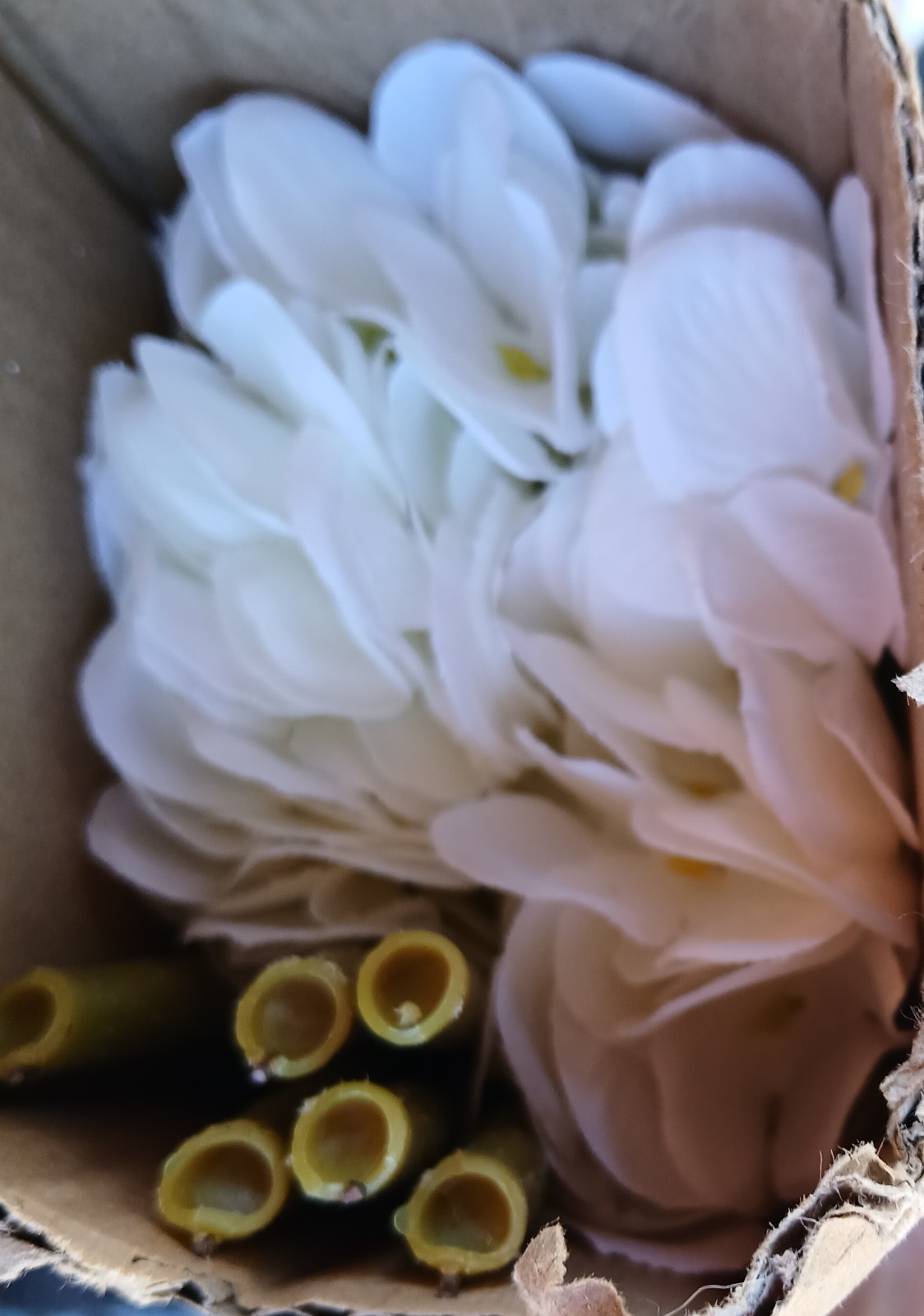 Kimura’s Cabin 6 Pcs. White Silk Hydrangea Flowers-17.7″ Tall-NEW IN ORIG BOX