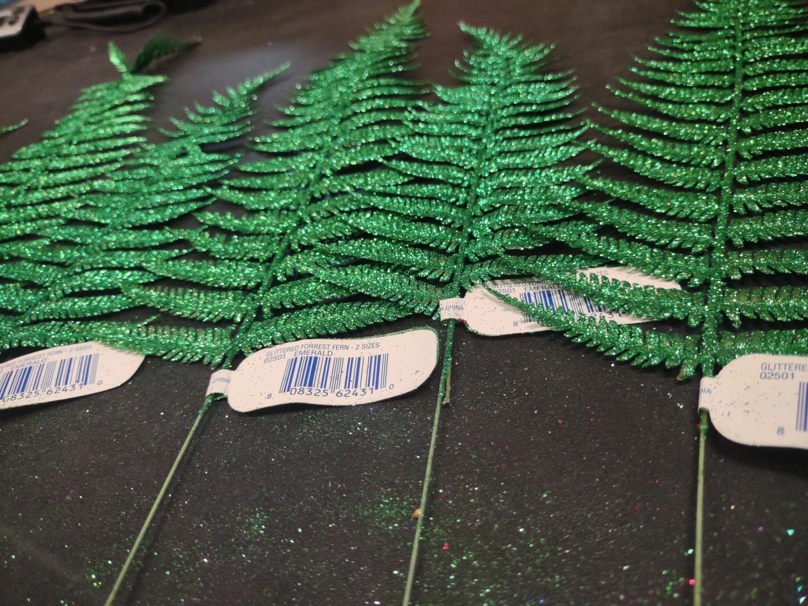 6 Pieces Emerald Green Glittered Retro Plastic Forrest Fern, 2 Sizes 15″ & 24″