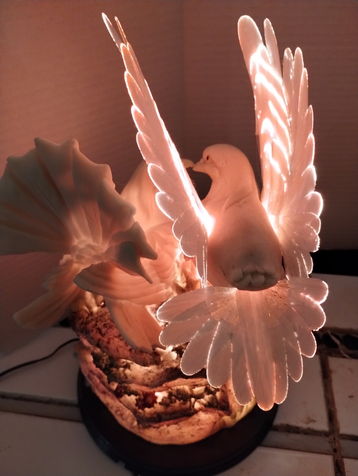 BEAUTIFUL,2 Doves,& Roses Lights Up & Changes Soft Colors Beautiful,EXC.COND.