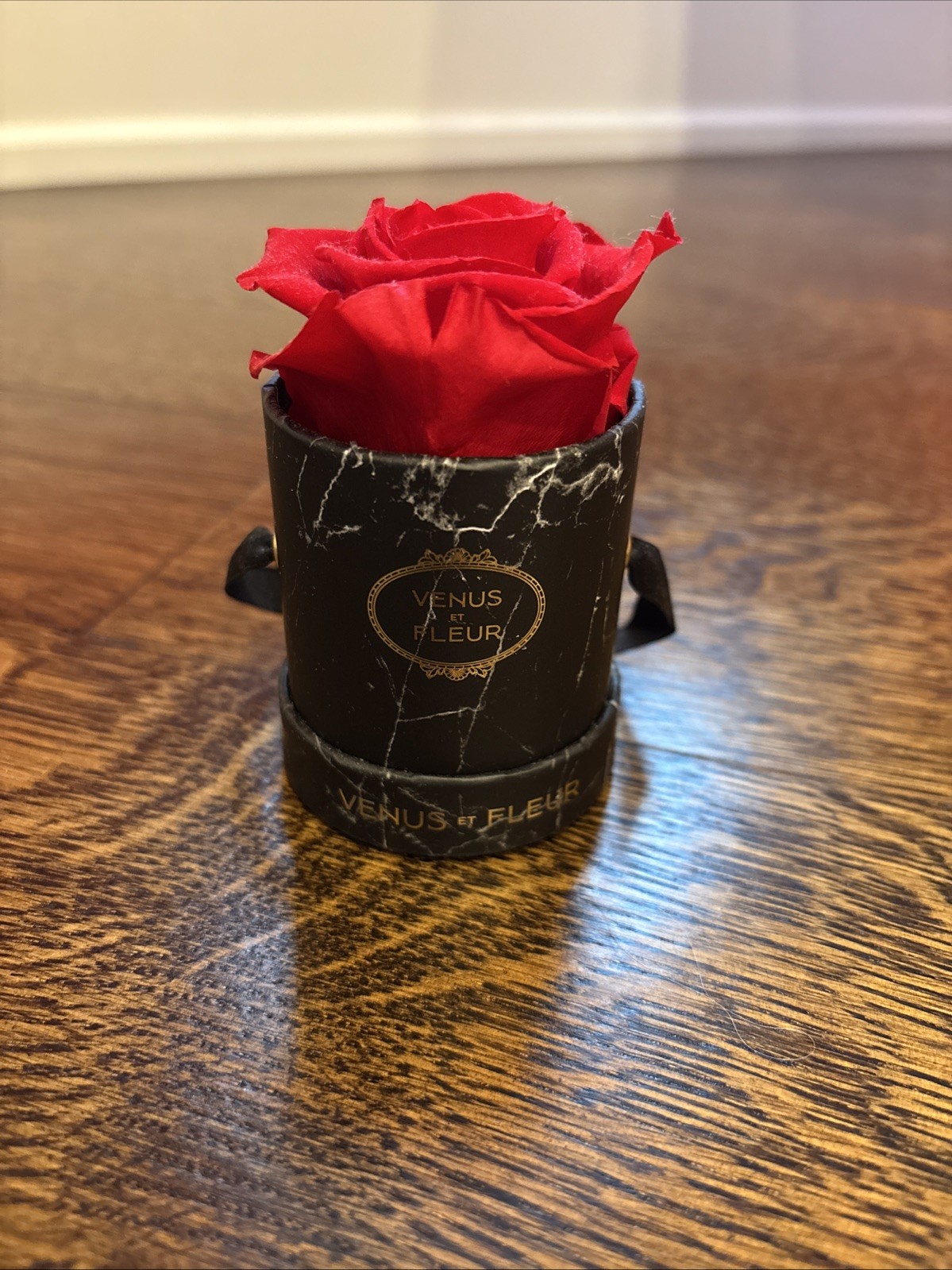 Venue Et Fleur Le Mini Round Black Box With Eternity Rose