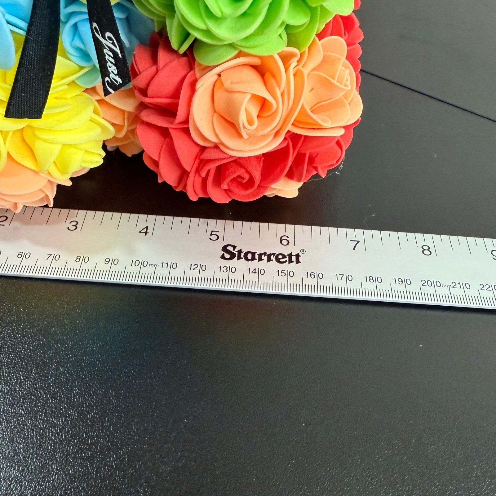 Trésors de Charme Rainbow Rose Bear Artificial Flower Teddy Bear in Gift Box