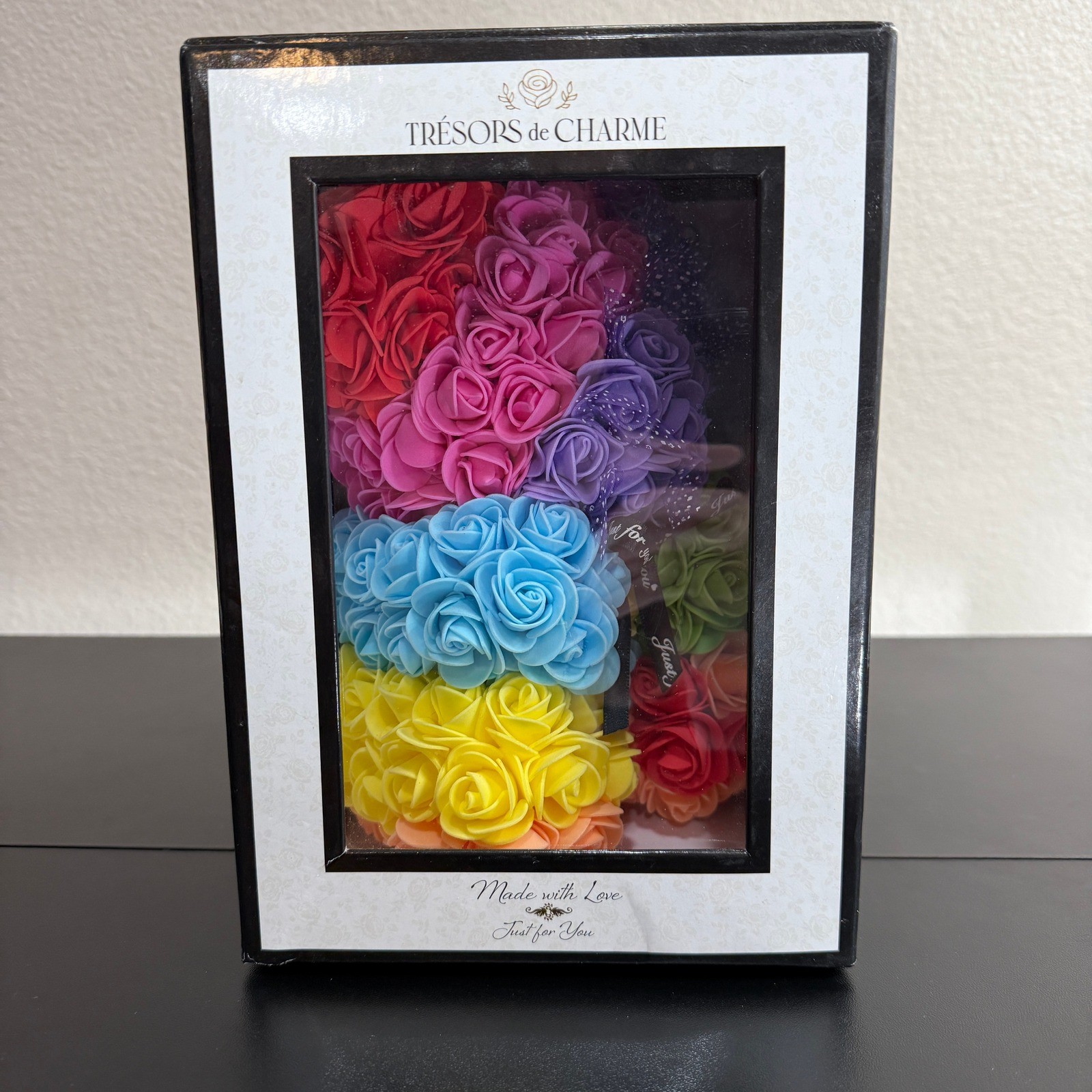 Trésors de Charme Rainbow Rose Bear Artificial Flower Teddy Bear in Gift Box