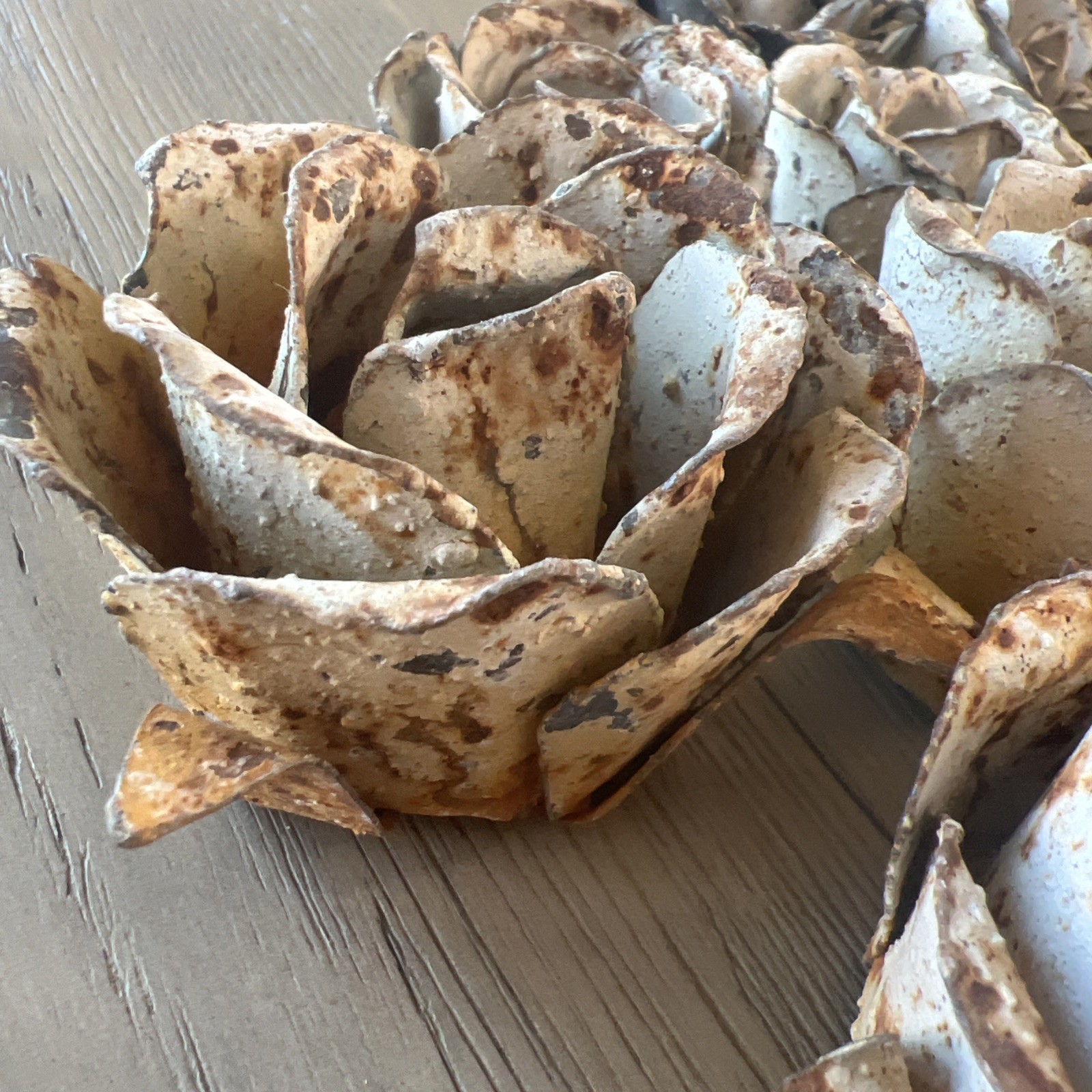 Vintage Style Metal Roses – LOT 33 total Flowers