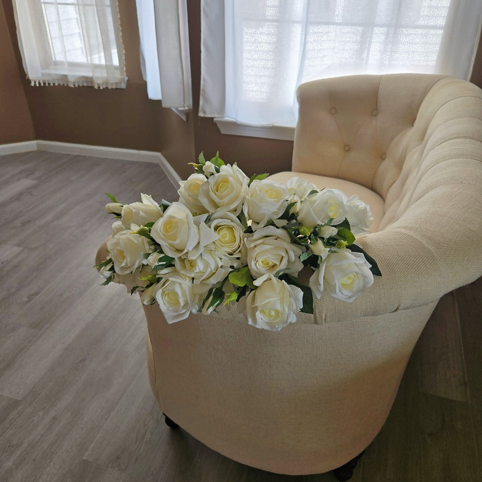 10pcs Artificial 3-Head Roses – Each Stem Features 2 Full Blooms and 1 Bud.Gift