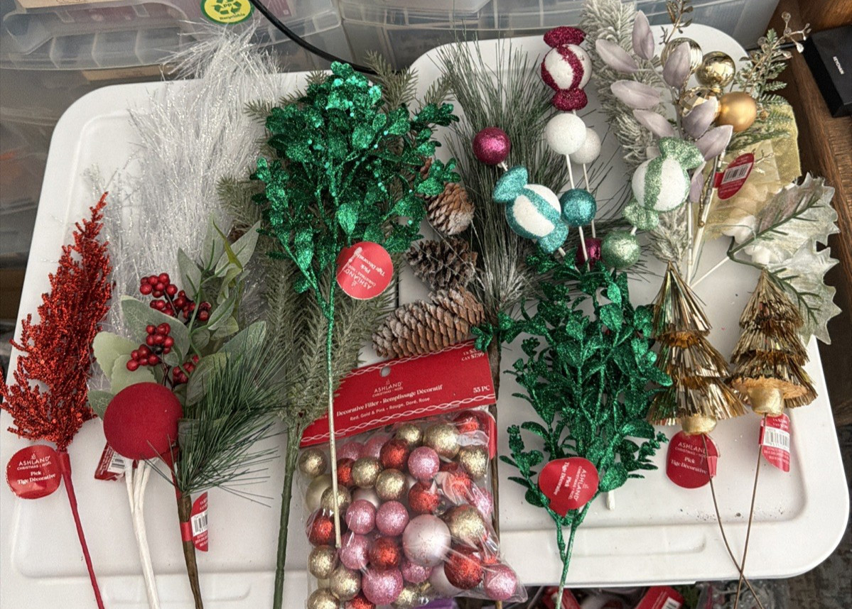BEAUTIFUL HUGE LOT OF 10 PIECES OF FLORAL DECOR FOR THE HOLIDAY SEASON.