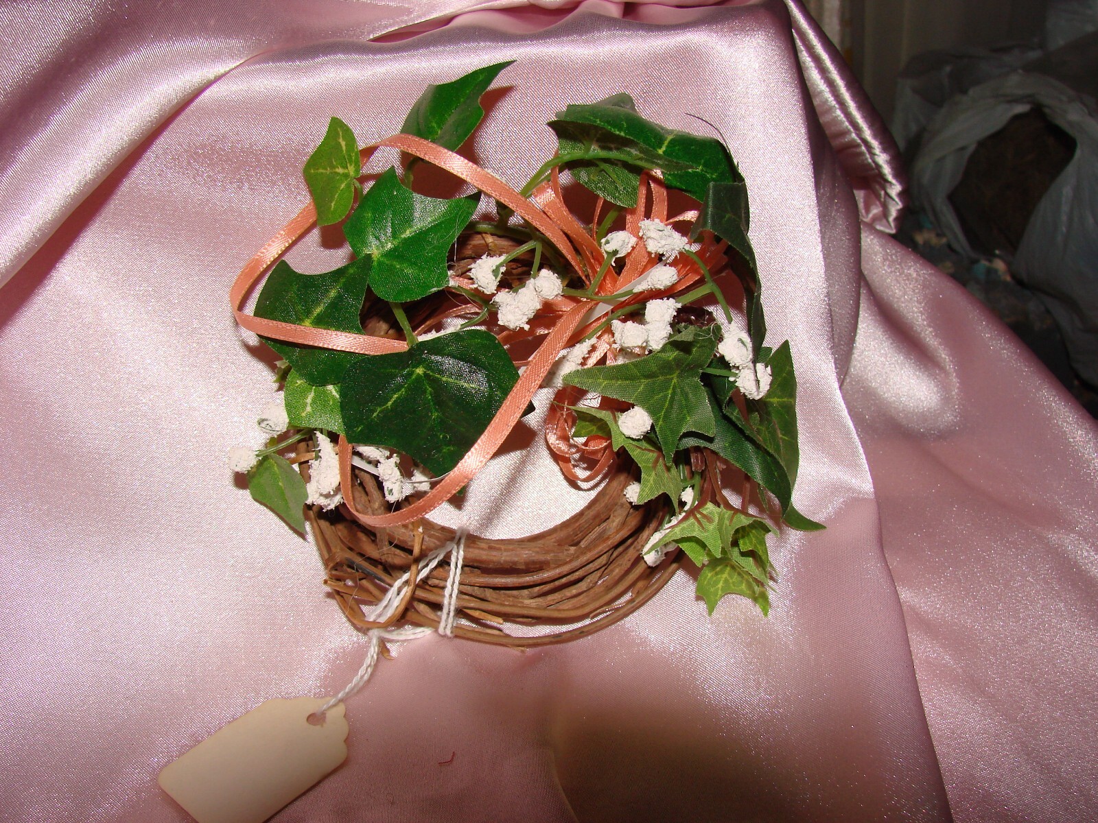 HD20 MINI 4″ WREATH WITH BABY’S BREATH AND IVY W/ PEACH RIBBON