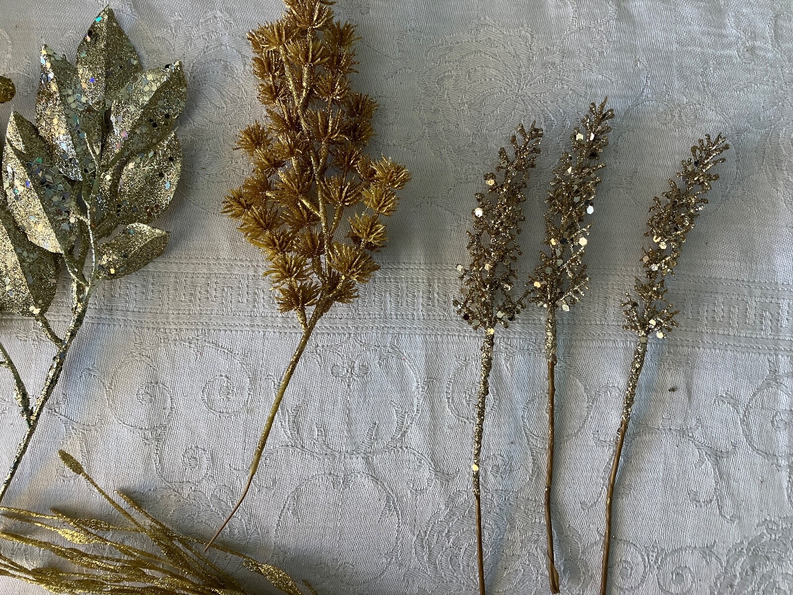 UNBELIEVABLE LOT OF 28 PIECES OF FLORAL DECOR FOR THE HOLIDAY SEASON.