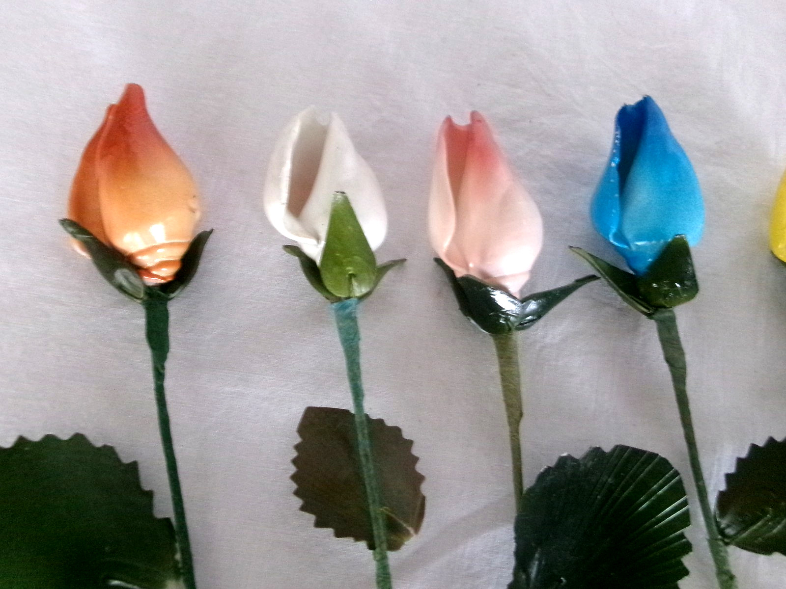 7 Multicolor Vintage SEASHELL ROSE BUD FLOWERS – 18″ Long