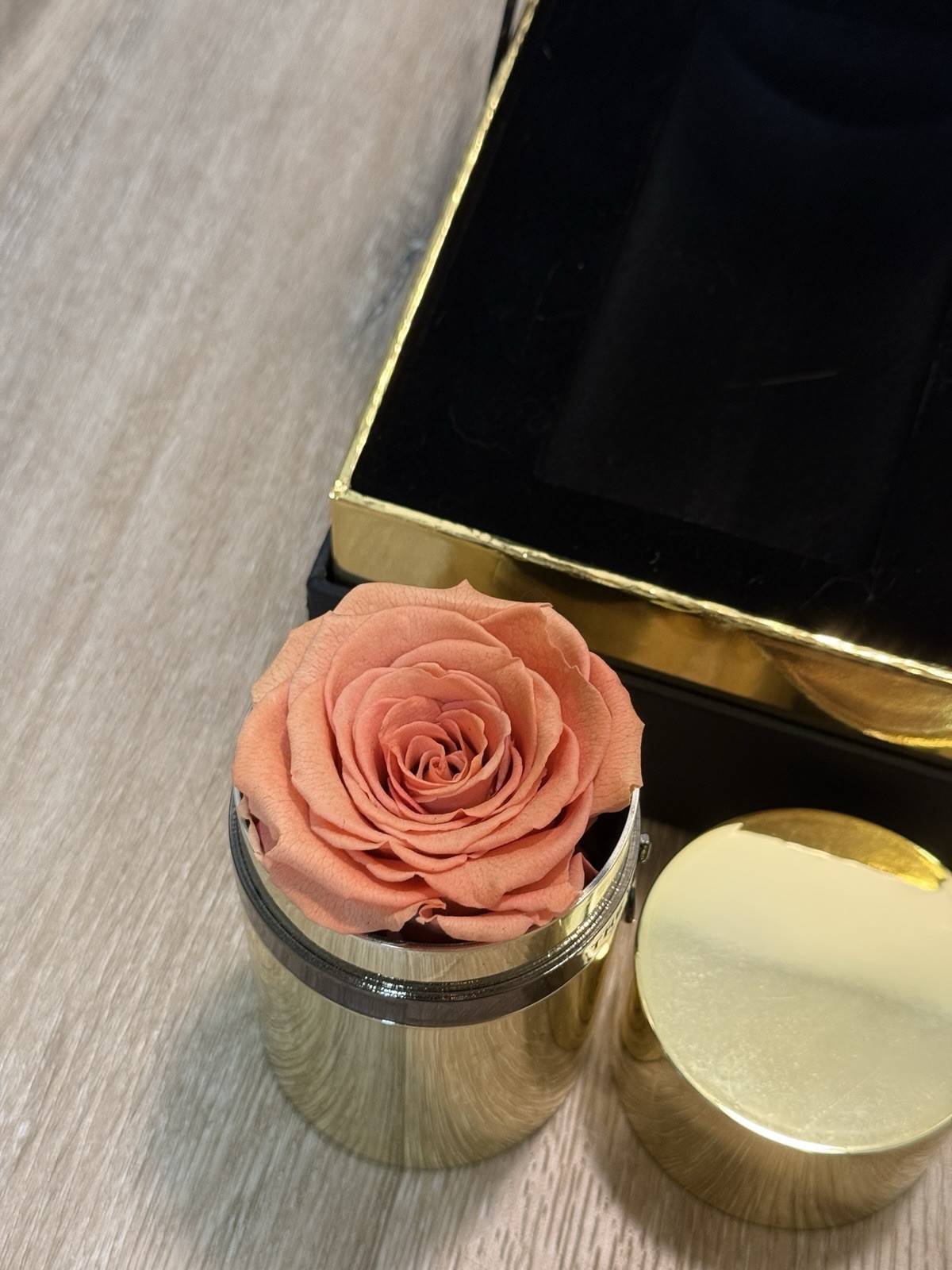 The Million Roses – Round Cold Box Inside Black box | Peach Colored Rose