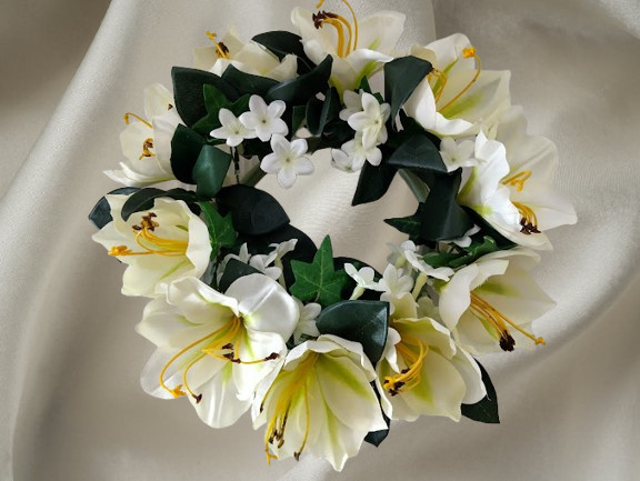 Amaryllis candle ring for a 6″ pillar candle or cremation urn.