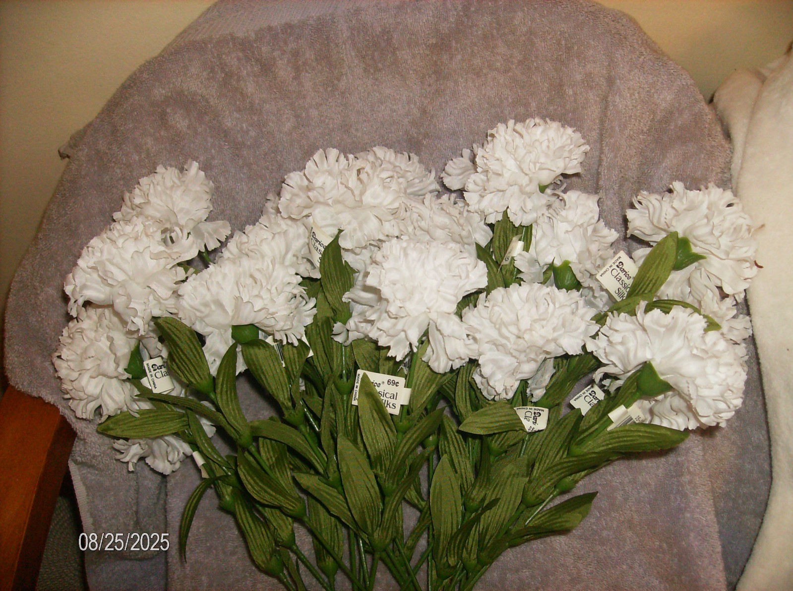 2 DOZEN WHITE MUMS STEMS 24 PC DARACE WASHABLE SILK SATIN NEW IN PACKAGE