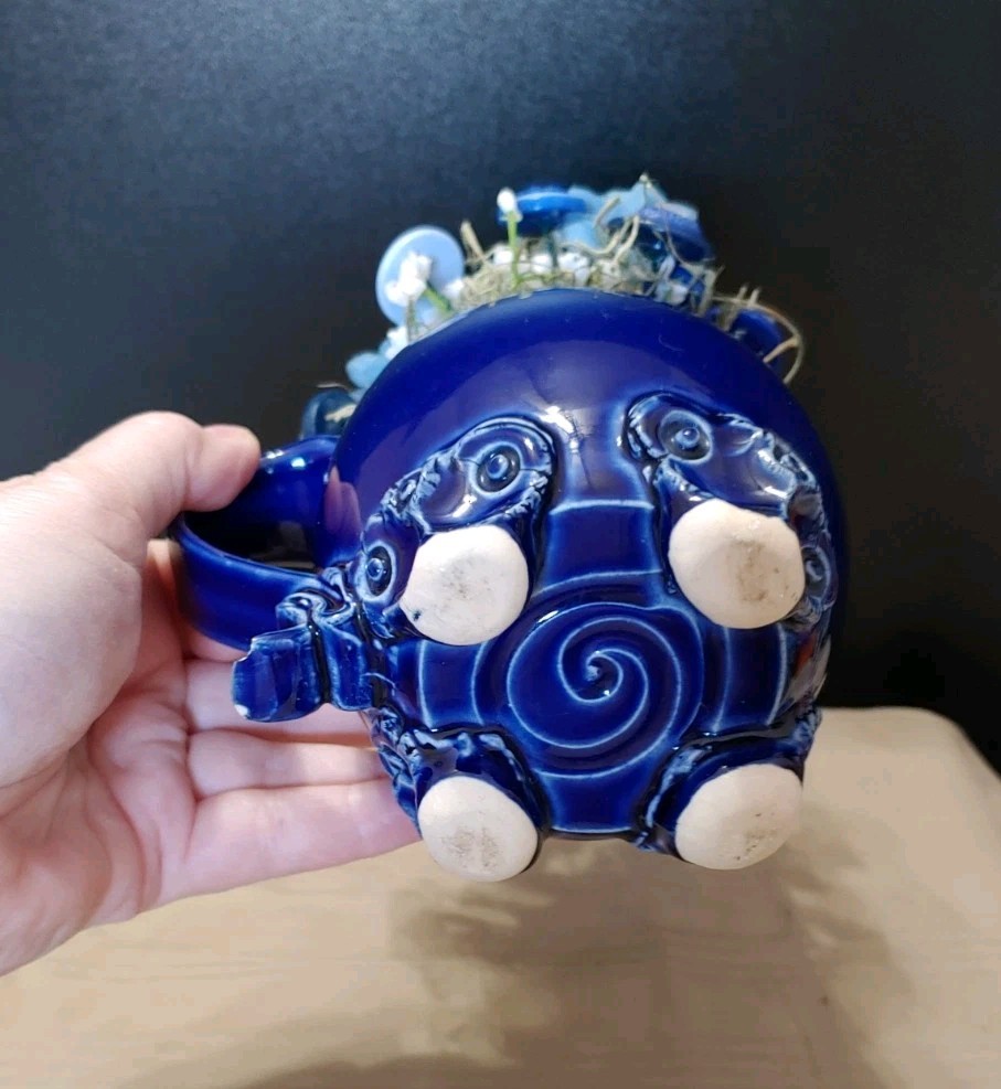 blue and white button bouquet in David Austin Coffee Mug. tiny chips-see pics