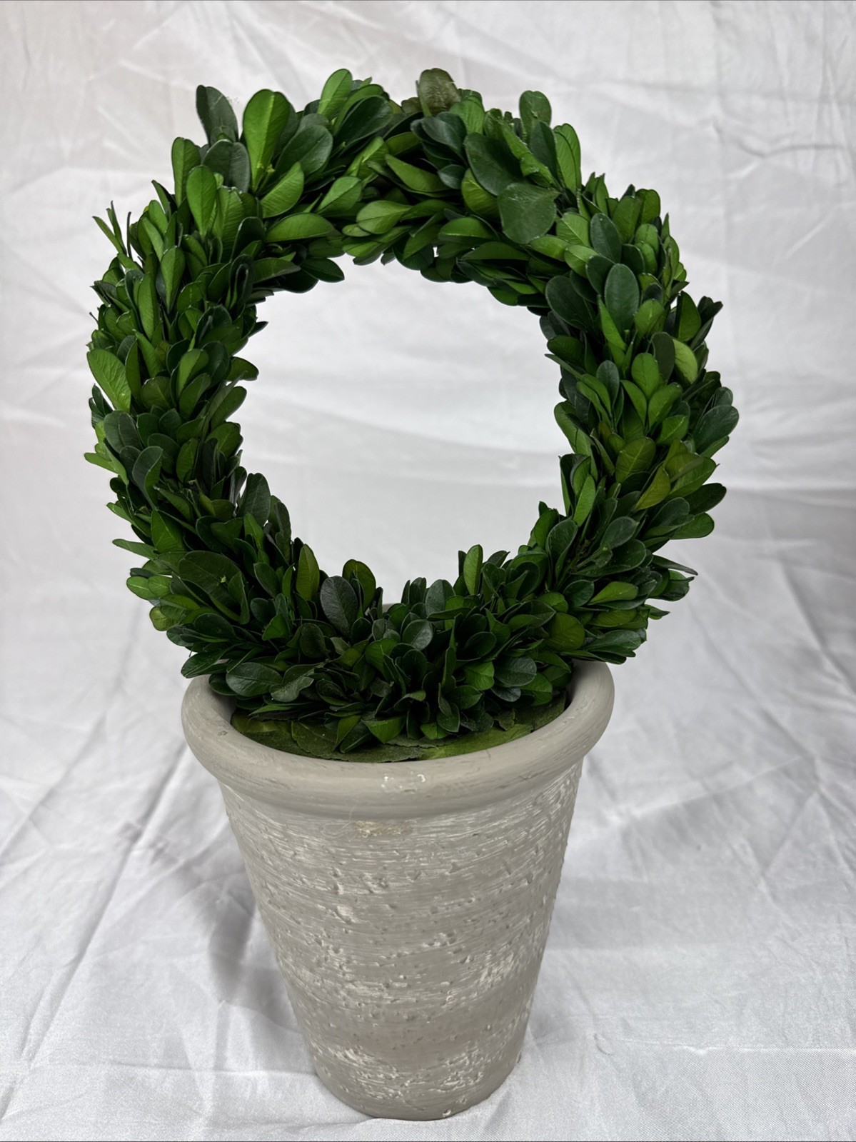 Artificial 12″ Green Boxwood Topiary Circular Wreath In Rustic Grey Ceramic Pot