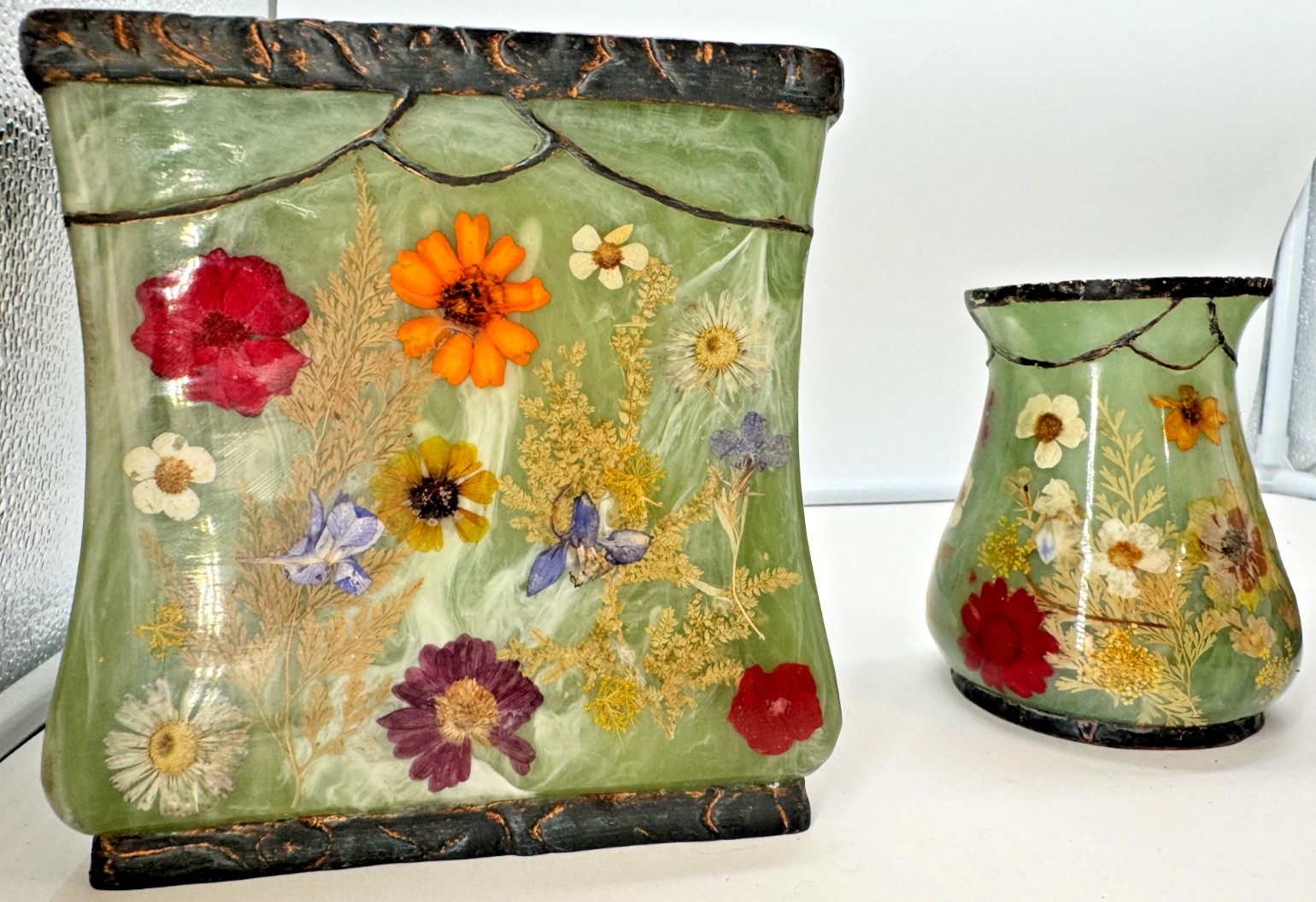 Vintage India Ink Pressed Flower Green Resin Fresh Fields Bathroom Set Wallpaper