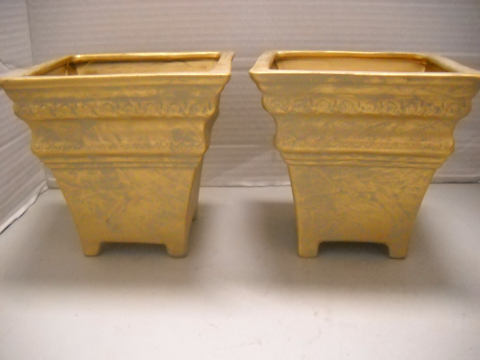 CERAMIC 2 SET PLANT HOLDERS GOLD TONED 6″ WIDE 5-1/2″ TALL PLANTERS FLOWERS