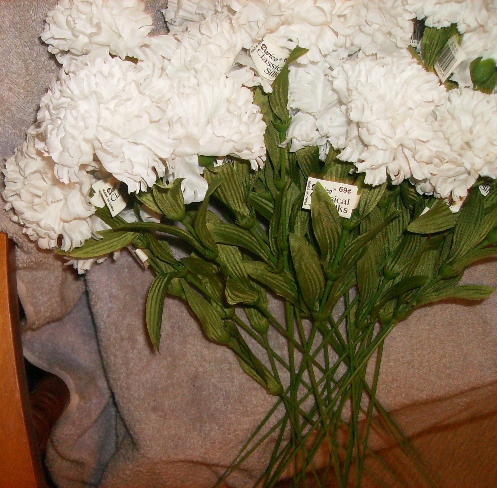 2 DOZEN WHITE MUMS STEMS 24 PC DARACE WASHABLE SILK SATIN NEW IN PACKAGE