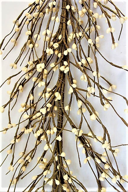 EV-C5 Pip Berry Garland in Cream Color