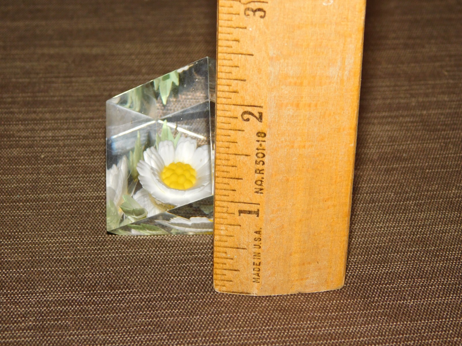 VINTAGE DAISY FLOWER IN PLASTIC 1 1/2″ X 1 1/2″